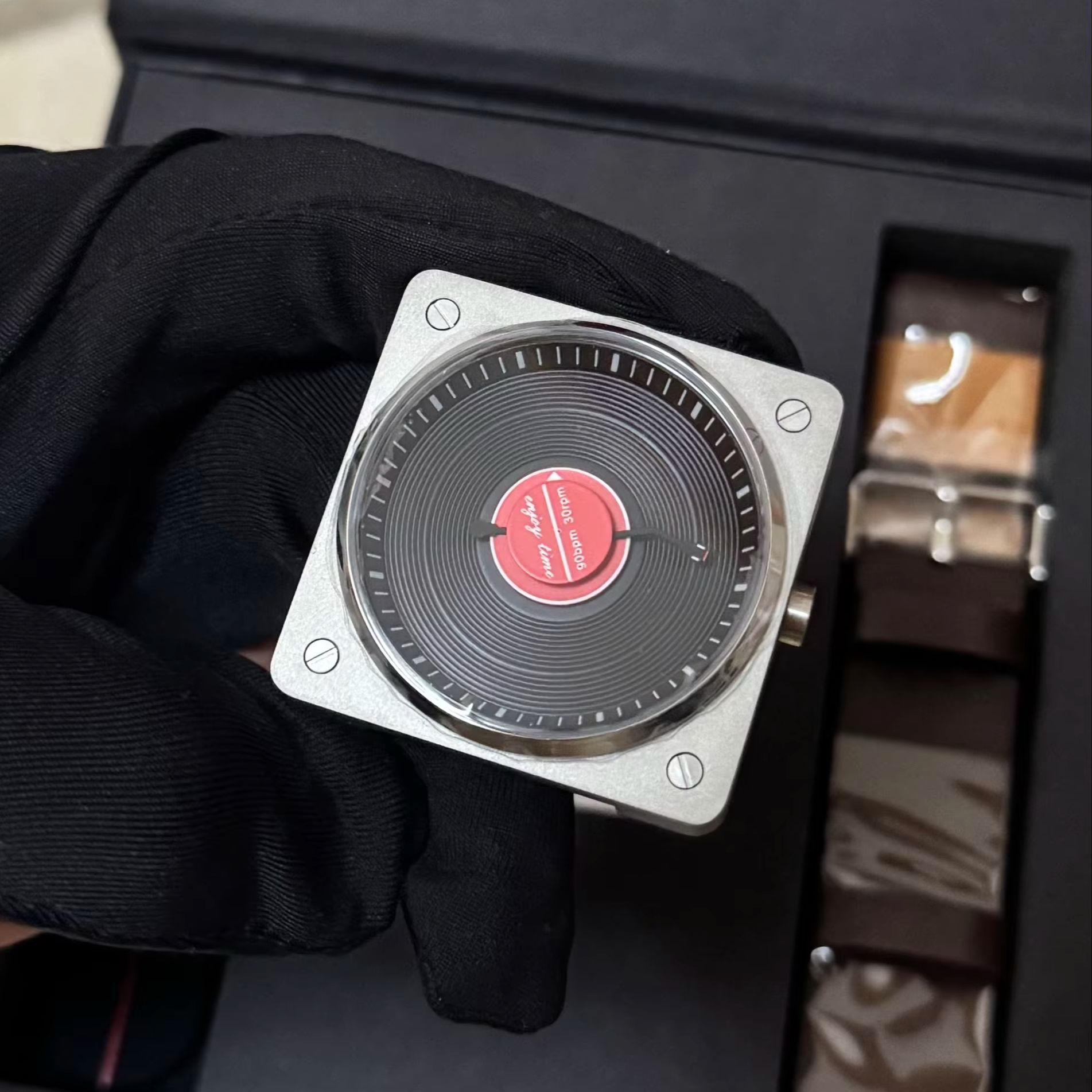 SKU Vinyl Record Quartz Watch  - đánh giá và giá Vintage Watch Collecting